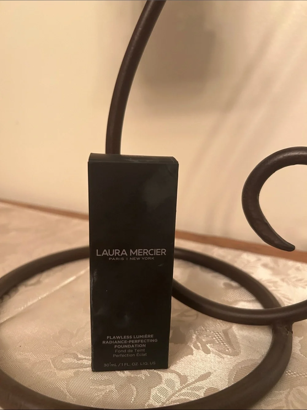 Laura Mercier Flawless Lumière Radiance-Perfecting Foundation 1N2 Vanille 1oz